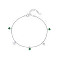 Eleganteres s925 Silberperlenarmband mit smaragdgrünen Steinen und Sternanhängern auf Weiß - 925er Silber / Silber