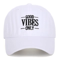 Detail der Good Vibes Only Stickerei auf einer weißen Baseballkappe aus Baumwolle - Verstellbar / Weiß