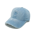 Dettaglio del ricamo della lettera C su cappello da baseball in denim blu chiaro consumato - M (56-58cm) / Celeste
