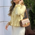 Cárdigan de punto amarillo ajustado con detalles de volantes y botones dorados - S / Amarillo