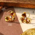 Detalle de pendientes de flor roja con dimensiones 2,2 cm de alto y 2,35 cm de ancho - Pendientes de flor 3D ámbar