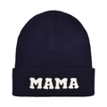 Vista dettagliata del berretto in maglia blu scuro con ricamo MAMA bianco e risvolto - Blu navy