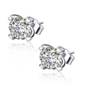 Détail macro de boucles d'oreilles rondes avec griffes en forme de petit cœur - Clous 4 Griffes Cœur