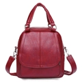 Mochila de cuero rojo oscuro para mujer con textura de guijarros y correas - Rojo