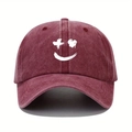 Detalle de gorra de béisbol granate de algodón lavado con gráfico de sonrisa blanca - Talla única / Burdeos