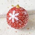 Rode kerstbal versierd met 3D witte sneeuwvlokken en glinsterende schuimtextuur - Sneeuwvlok Glitter Rode Schuimbal / 8cm