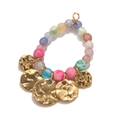 Boho-Perlenarmband mit bunten Perlen und goldfarbenen Anhängern mit Hammerschlag-Optik - Bunt