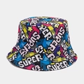 Detailweergave van de kleurrijke pop-art graffiti en SUPER-tekst op deze vissershoed - Eén maat / Blauw Roze Ster Graffiti Stijl (Kleur 3#)