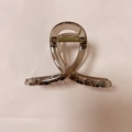 Pinza para el pelo de flor gris marrón translúcida con perla y diseño de torsión - Pinza de color gelatina pequeña