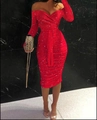 Detailweergave van de rode paillettenjurk met off-shoulder halslijn en ceintuur - Rood
