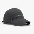 Casquette en coton gris foncé avec broderie de lettres vert vif sur le côté - Réglable / Gris clair