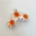 Pinza para el pelo con flores de frangipani naranja degradado sobre fondo beige texturizado - Pinza Para El Cabello De Frangipani De Una Pieza Color Blanco (núcleo Naranja) [aprox. 11 Cm]