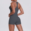 Vue arrière de l'ensemble de sport gris foncé avec débardeur et short taille haute - Gris Graphite