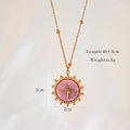 Detail van roze stenen hanger met gouden ster inclusief maat en gewichtsinfo - Rhodoniet