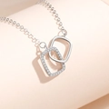Collar de plata S925 con dos anillos cuadrados entrelazados y pavé de piedras de circonita - Plata 925 / Color Oro Blanco (Con Cadena Cruzada) (DY753)
