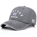 Dettaglio del ricamo New York su cappellino da baseball in cotone grigio scuro lavato - Grigio
