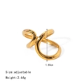 Détail de la bague dorée irrégulière avec hauteur de 1,80 cm et taille ajustable - Entrelacé Courbé Irrégulier / Or (Vague Irrégulière)
