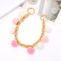 Goldene Handtaschenkette mit rosa und weißen Plüschkugeln und zwei Ringverschlüssen - Rosa Weiß