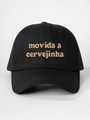 Détail de la broderie beige Movida a Cervejinha sur une casquette de baseball noire - Réglable / Noir