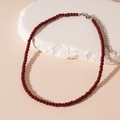Dettaglio della collana di perle di cristallo rosso scuro con chiusura regolabile - Perla Rotonda da 4mm / Rosso