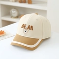 Dettaglio dell'orso ricamato e della scritta sul cappellino da baseball beige e marrone - 52cm (2-5 Anni) / Bianco Sporco