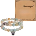 Détail de l'ensemble de bracelets en pierres naturelles avec breloques sur carte cadeau - Ensemble de pierres d'amazonite