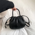 Elegante borsa a secchiello plissettata nera con dettagli dorati e tracolla - Nero