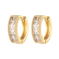 Pendientes de aro dorados con piedras de circonita cuadrada sobre fondo blanco - Aro Dorado de Baguette Continuo (E528)