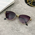 Occhiali da sole cat-eye alla moda con montatura in metallo dorato e lenti sfumate viola su pietra - Montatura Oro Lenti Grigio Sfumato