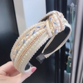 Dettaglio ravvicinato di fascia bohémien con cristalli, perle e fili intrecciati arancione blu - Albicocca