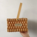 Handgefertigter rechteckiger Holzkörbchen mit Griff und Blumenetikett in der Hand - Rechteckig Gewebt