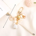 Detail eines goldenen Schlüsselanhängers mit Perlenbogen, Teddybär-Herz und Nummer 5 - 5 Ziffer + Bär Anhänger (K3039)