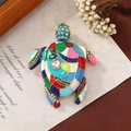 Broche de tortuga marina artístico con esmalte de colores y diamantes en papel vintage - Tortuga marina