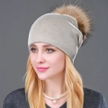 Berretto da donna in maglia grigio chiaro con un grande pompon in finta pelliccia marrone - Beige + Pompon Naturale