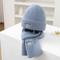 Detalle de conjunto de gorro y bufanda de punto azul claro con bordado de perro y tejido - Azul claro