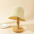Chapeau cloche au crochet beige sur support en bois avec jeux d'ombre et lumière - M (56-58cm) / Beige