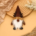 Detail eines braunen Gnom-Besteckhalters mit Rentiergeweih für die Weihnachtsdekoration - Hirsch