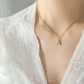 Vergulde titaniumstalen ketting met glanzende letter A hanger en steentjes voor dames - Letter A / Goud
