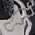Collier punk à maillons croisés en argent sur un plateau en métal et roche volcanique - Argent Rétro (XL0147)