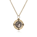 Détail macro du pendentif pièce romaine antique avec relief d'Athéna et accents dorés - Pendentif Rond en Relief LIBO