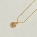 Detail van 14K vergulde hartjesketting met Cupido-reliëf en witte kristallen - Enkele Figuur