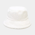 Detalle de la suave textura de borreguito blanco en un cálido sombrero de invierno - Talla única / Blanco