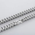Detailopname van de zilveren roestvrijstalen Cubaanse ketting met vierkante sluiting - 8mm / Zilver (KN236911-KFC)