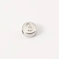 Dettaglio di una perla rotonda in acciaio inox argento con numero 3 inciso per gioielli DIY - Numero 3