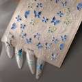 Makroansicht von 3D-Eis-Transparent-Schmetterlings-Nagelaufklebern mit silberner Prägung - CO-328 Holografischer Stil