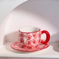 Tazza e piattino in ceramica artigianale con motivi a rose rosse dipinti a mano - 340ml / Rosa