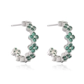 Détail de boucles d'oreilles créoles trèfle argentées avec pierres vertes sur fond blanc - Couleur Platine Zircone Verte