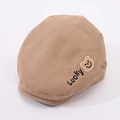 Dettaglio del berretto color cammello con ricamo orsetto Lucky e trama in tela di cotone - Bambini 2-6 Anni / Cachi