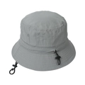 Detalle de sombrero de sol gris de nailon con orificios y cordón ajustable para barbilla - Gris claro