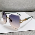 Lunettes de soleil polygonales sans monture avec verres dégradés violets et branches ciselées - Monture Dorée Verres Gris Rose